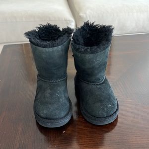 Girls’ UGG Boots, black, size 6